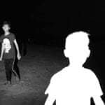 လမ်းပျော် ဓာတ်ပုံဆရာ ကို Viewfinder မှ ကြည့်ခြင်း