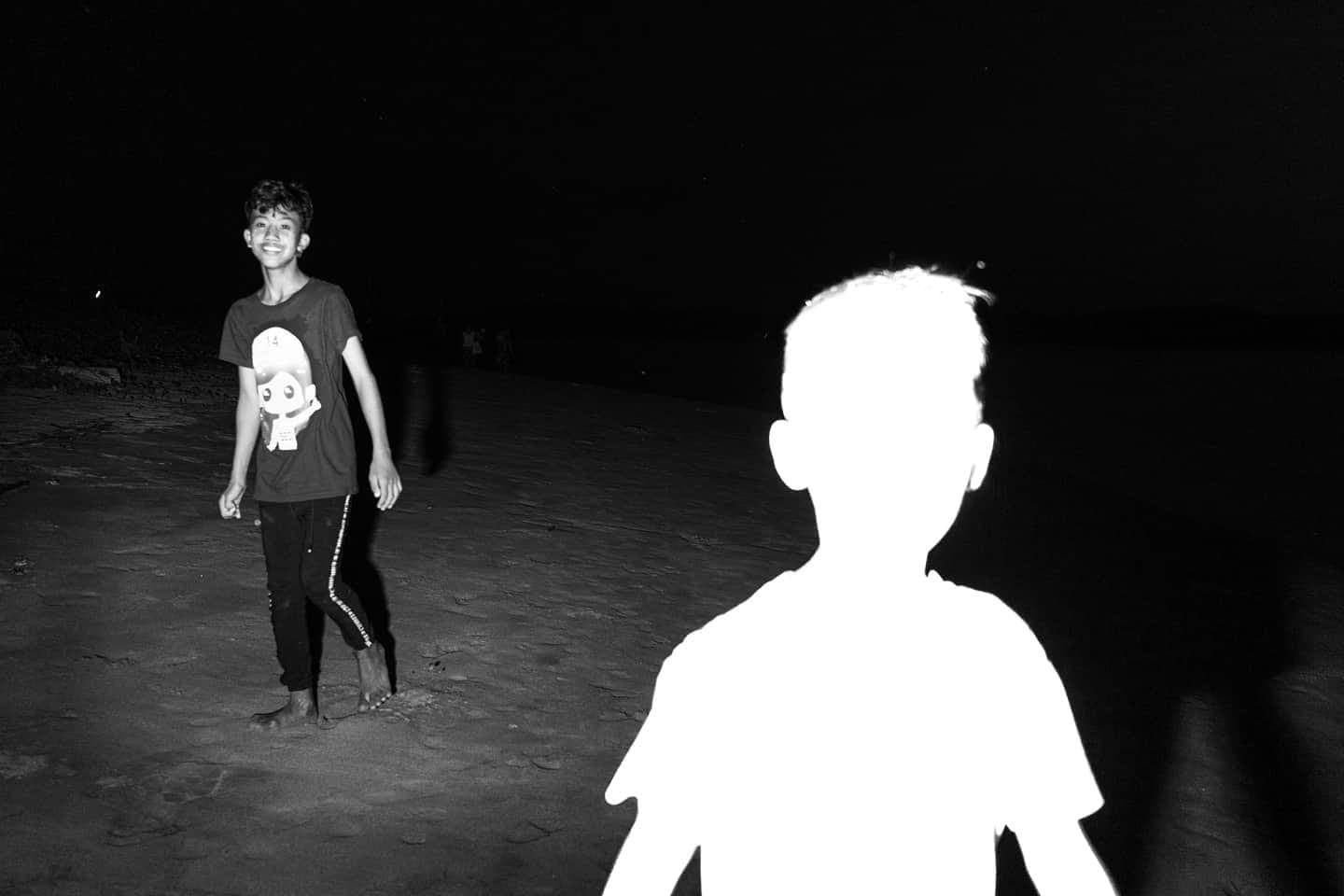 လမ်းပျော် ဓာတ်ပုံဆရာ ကို Viewfinder မှ ကြည့်ခြင်း