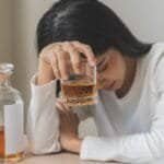 အရက်အလွန်အကျွံ သောက်သုံးမှုက ကျန်းမာရေးကို ဘယ်လိုတွေ ထိခိုက်စေနိုင်သလဲ!