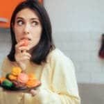 ရာသီလာနေချိန်မှာ အချိုစာတွေစားတာက ဘယ်လိုဆိုးကျိုး ရှိနိုင်မလဲ! ရာသီလာချိန် နာကျင်ကိုက်ခဲတာကိုရော ပိုဆိုးစေမလား ဆိုတာကို ပြောပြပေးထားပါတယ်။