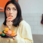 ရာသီလာနေချိန်မှာ အချိုစာတွေစားတာက ဘယ်လိုဆိုးကျိုး ရှိနိုင်မလဲ! ရာသီလာချိန် နာကျင်ကိုက်ခဲတာကိုရော ပိုဆိုးစေမလား ဆိုတာကို ပြောပြပေးထားပါတယ်။