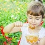 ဘေဘီလေးတွေကို ဘယ်အချိန်မှာ ပျားရည် စကျွေးလို့ရမလဲ!