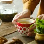 ရေနွေးကြမ်းသောက်တာက အမျိုးသမီးတွေမှာ အရိုးပါးနိုင်ခြေကို ကာကွယ်ပေးနိုင်သတဲ့